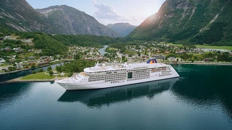 Hapag-Lloyd – EUROPA 2 im Fjord