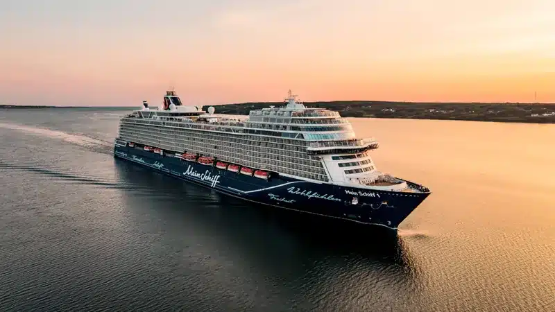 Mein Schiff vor der Sydney Harbour Bridge