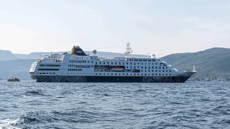 Plantours MS Hamburg in Kanada