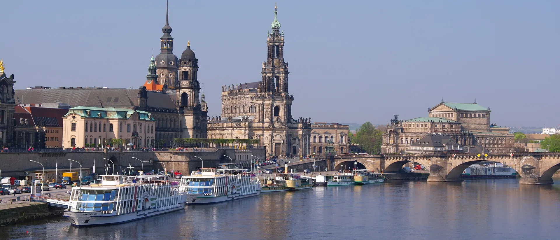 Flussschiffe an der Elbe vor der Altstadt von Dresden – Flusskreuzfahrt mit nicko cruises