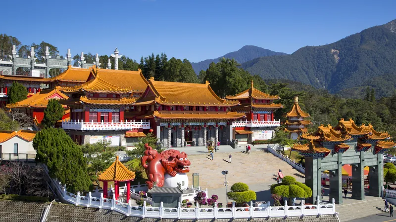 Tempelanlage mit Drachenfigur in Asien – Flusskreuzfahrt in Asien mit nicko cruises