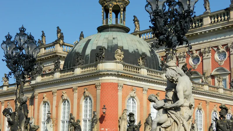 Neues Palais im Park Sanssouci in Potsdam – Flusskreuzfahrt auf Elbe und Havel mit nicko cruises