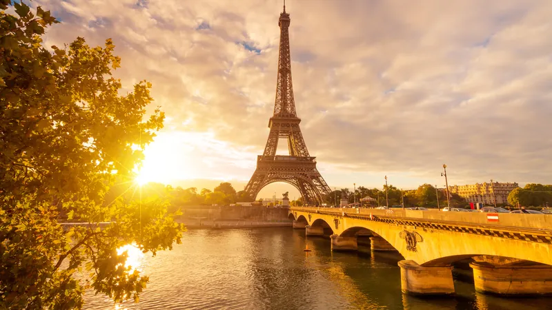 Eiffelturm und Seine-Brücke in Paris bei Sonnenuntergang – Seine-Flusskreuzfahrt mit nicko cruises