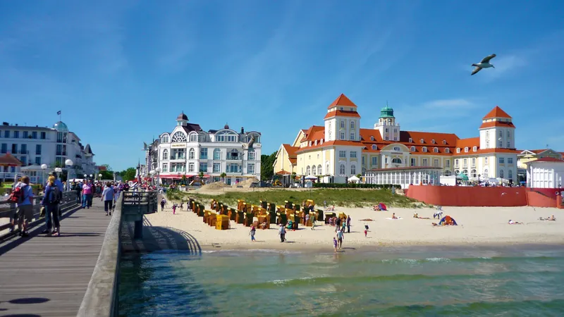 Seebrücke und Kurhaus im Ostseebad Binz auf Rügen – Inselhopping mit nicko cruises