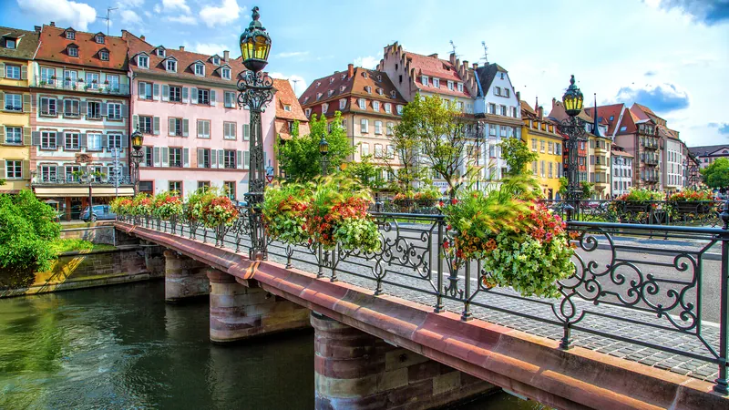 Fachwerkhäuser und Blumenbrücke in Straßburg – Rhein-Flusskreuzfahrt mit nicko cruises