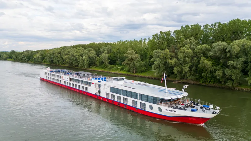 Flussschiff BELVEDERE von nicko cruises, Luftaufnahme auf dem Fluss
