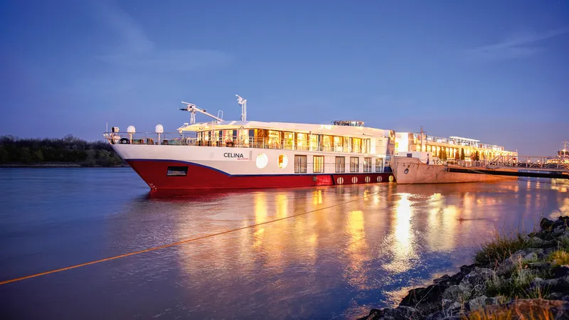 Flussschiff CELINA von nicko cruises am Anleger in der Abenddämmerung