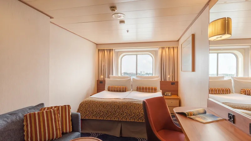 Außenkabine mit Fenster und Doppelbett auf der VASCO DA GAMA