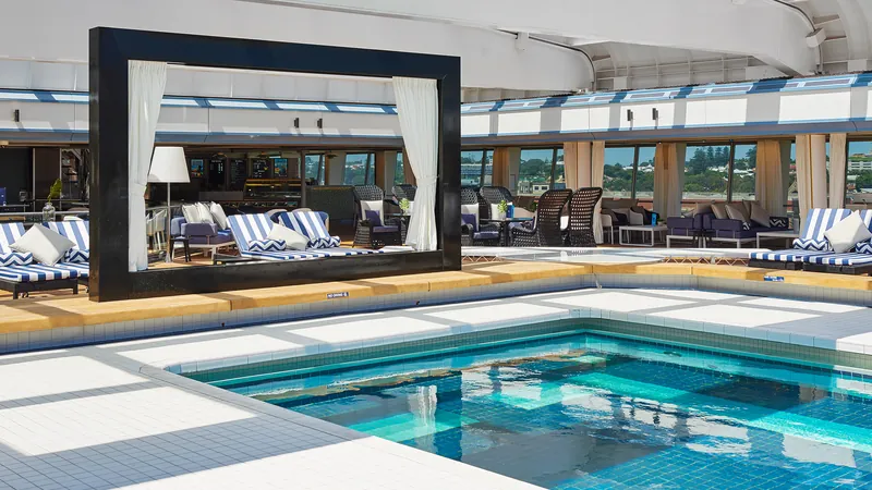Lido-Pool mit Glasschiebedach auf der VASCO DA GAMA