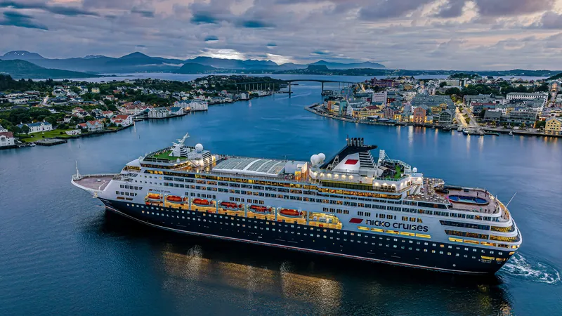 VASCO DA GAMA von nicko cruises vor Kristiansund in Norwegen, Luftaufnahme