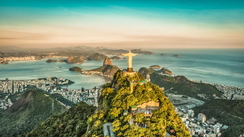 Blick über Rio de Janeiro mit Christusstatue und Zuckerhut – Fernziel Südamerika auf Weltreise